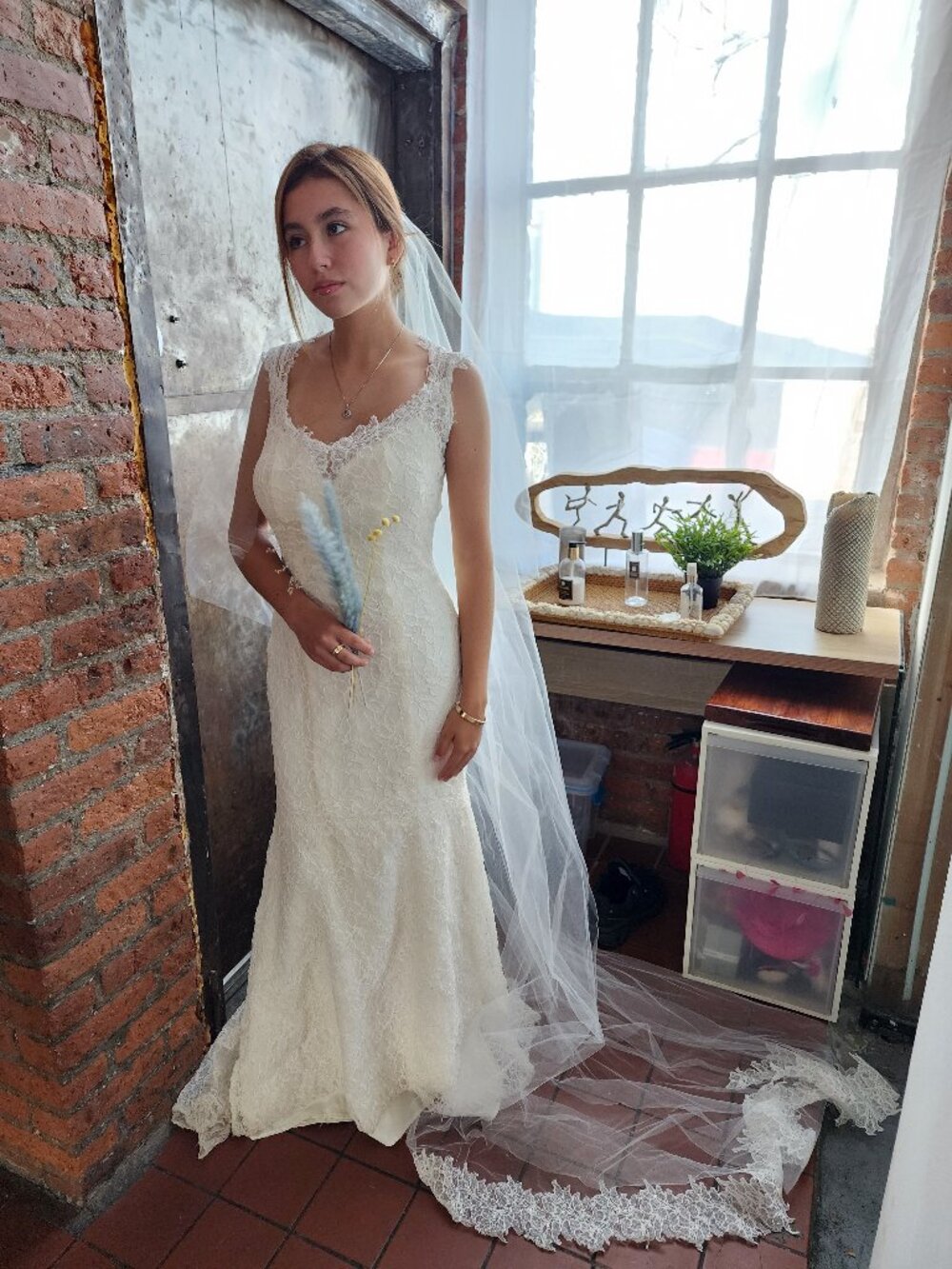 Judd Waddell Ivory Lace Sheath Wedding Dress Size 12 Kleinfeld Veil Set